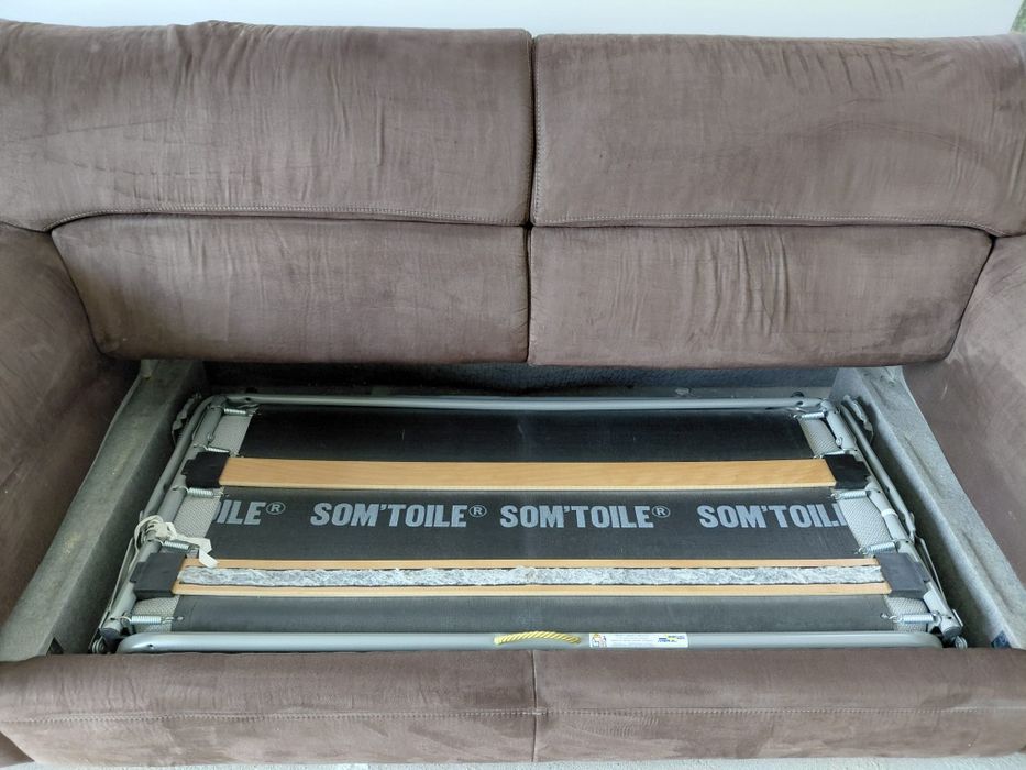 Zestaw solidnych mebli zakupionych na zamowienie z salonu na Brukowej