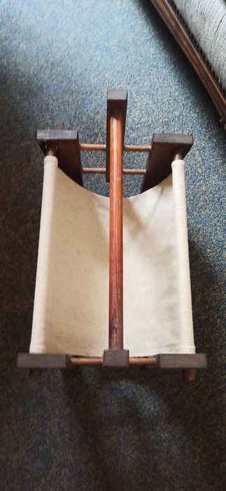 Gazetownik drewniany z plótnem lnianym