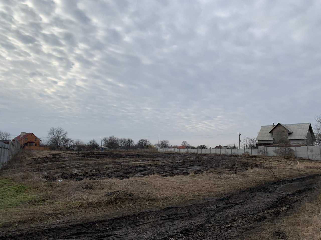 Продам земельный участок в центре Обуховки Кировское