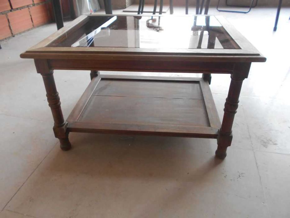 Mesa de centro em madeira e vidro