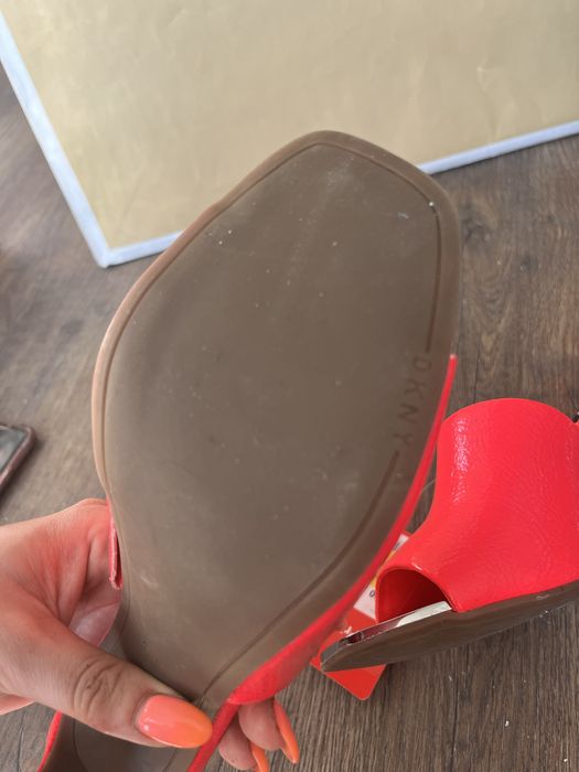 DKNY klapki na obcasie sandałki r 38/37 neonowy róż różowe