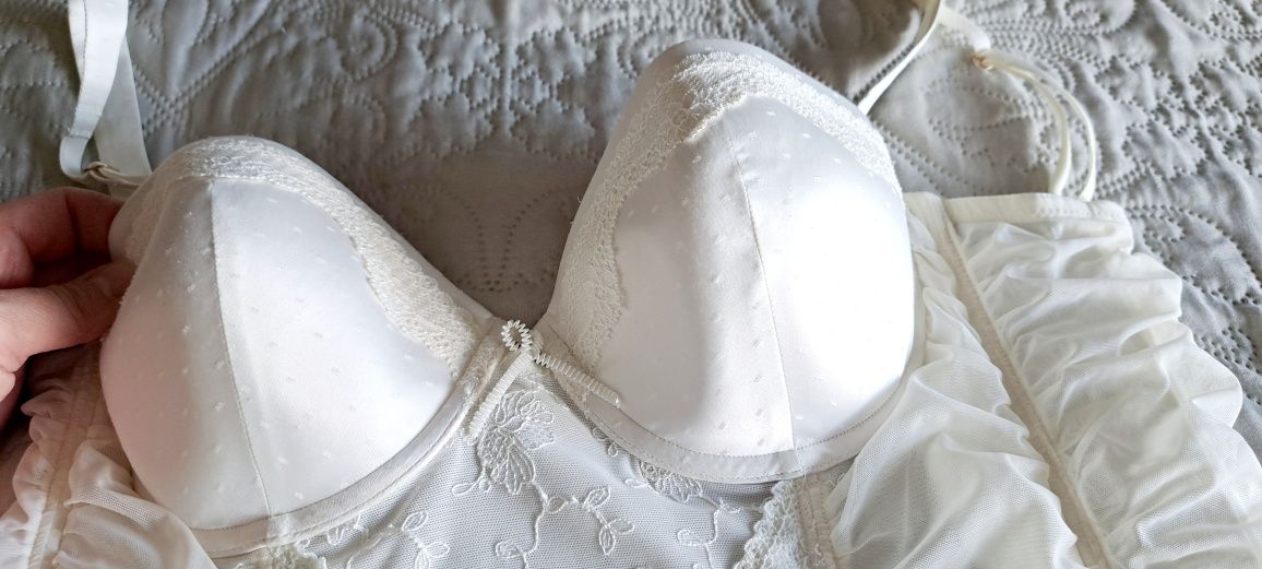 Gorset Tiumph rozmiar 80 B kremowy jak nowy