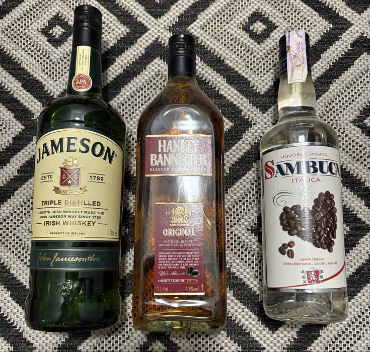 Пусті бутилки від віскі і самбуки.