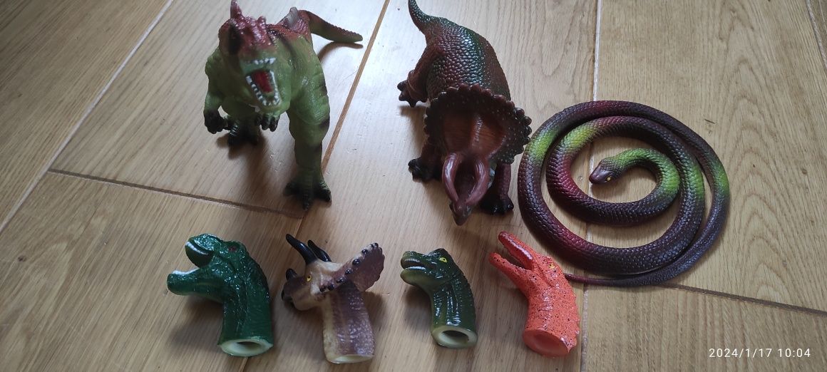 Dinozaury, pacynki i wąż