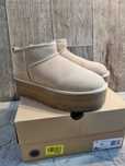 Beżowe botki UGG W Classic Ultra Mini Platform 39