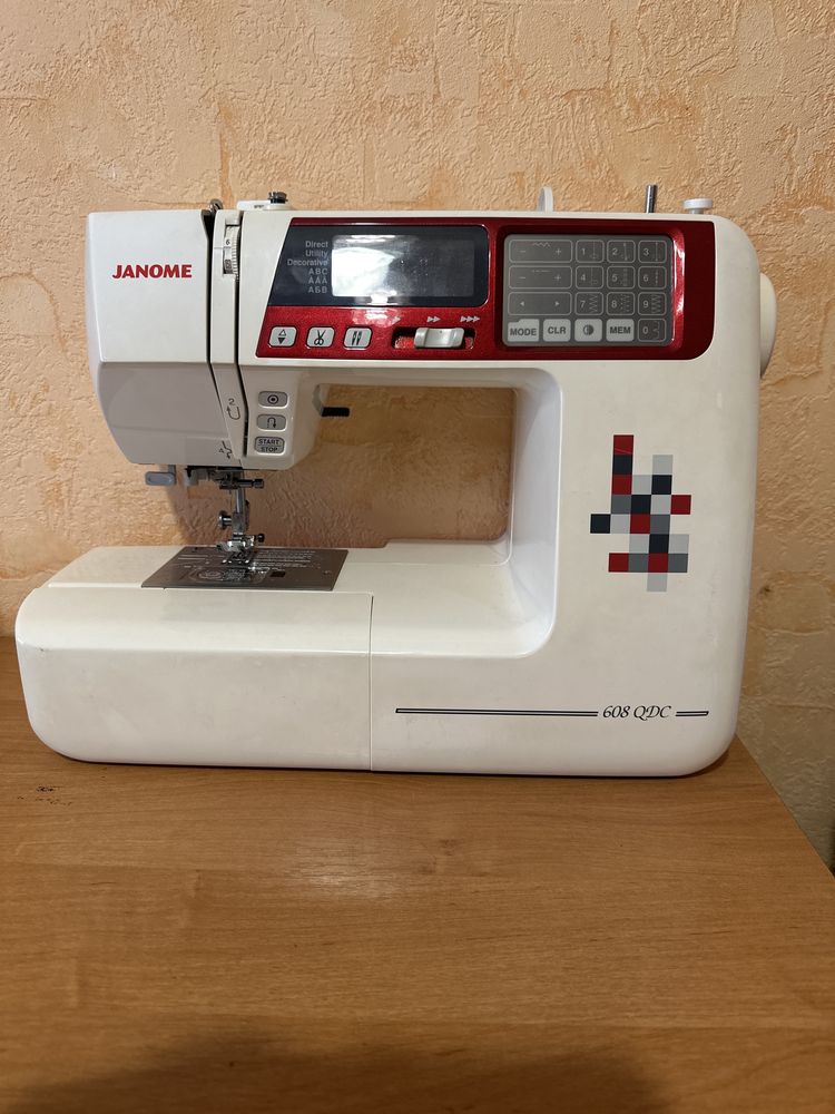 Janome,компʼютерна швейно-вишивальна машина.