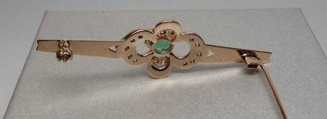 Złota broszka naturalny szmaragd i cyrkonie.