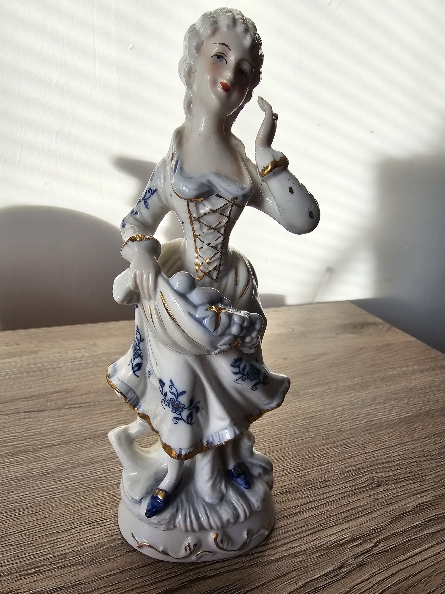 Figurka z porcelany-dama wysokość 20 cm