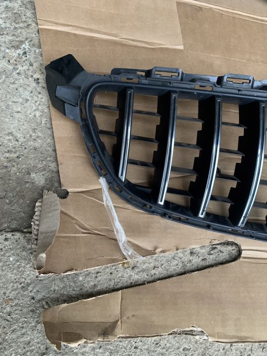 Решотка радіатора на Mercedes w205 с63AMG. Опис ниже.