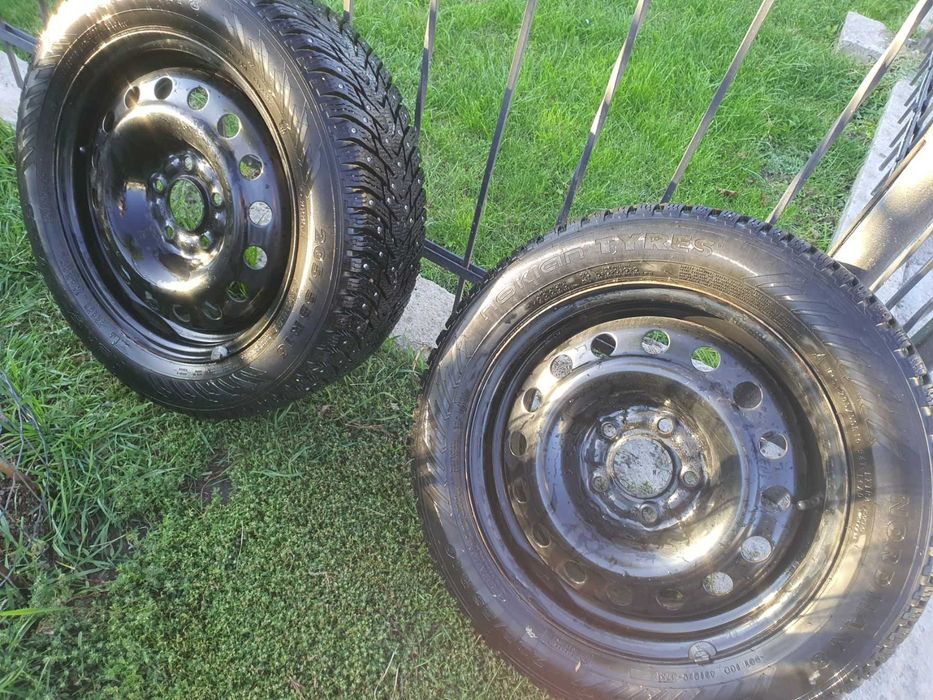 Шини легке б/у  Nokian Nordman8. шиповані на дисках 205/55R16  2шт