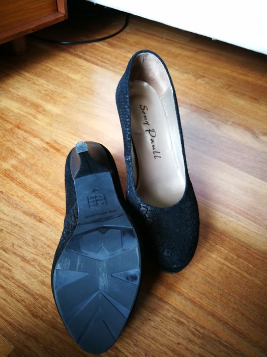 Sapatos pretos compensados