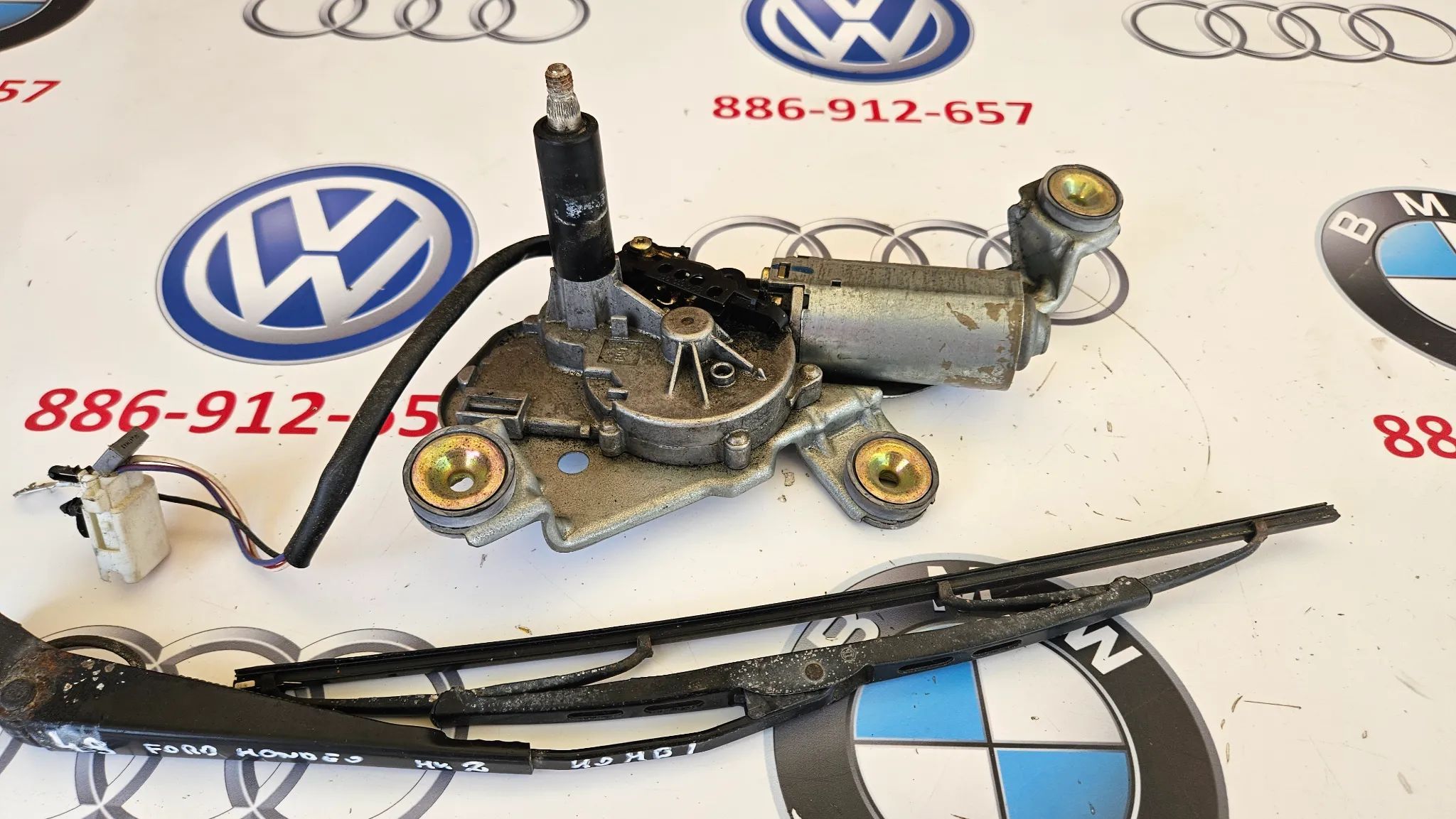 Ford Mondeo MK2 kombi  Silniczek wycieraczki klapy bagażnika z wycieraczką Silniczek wycieraczki tył z ramieniem 97BG17K441W1A