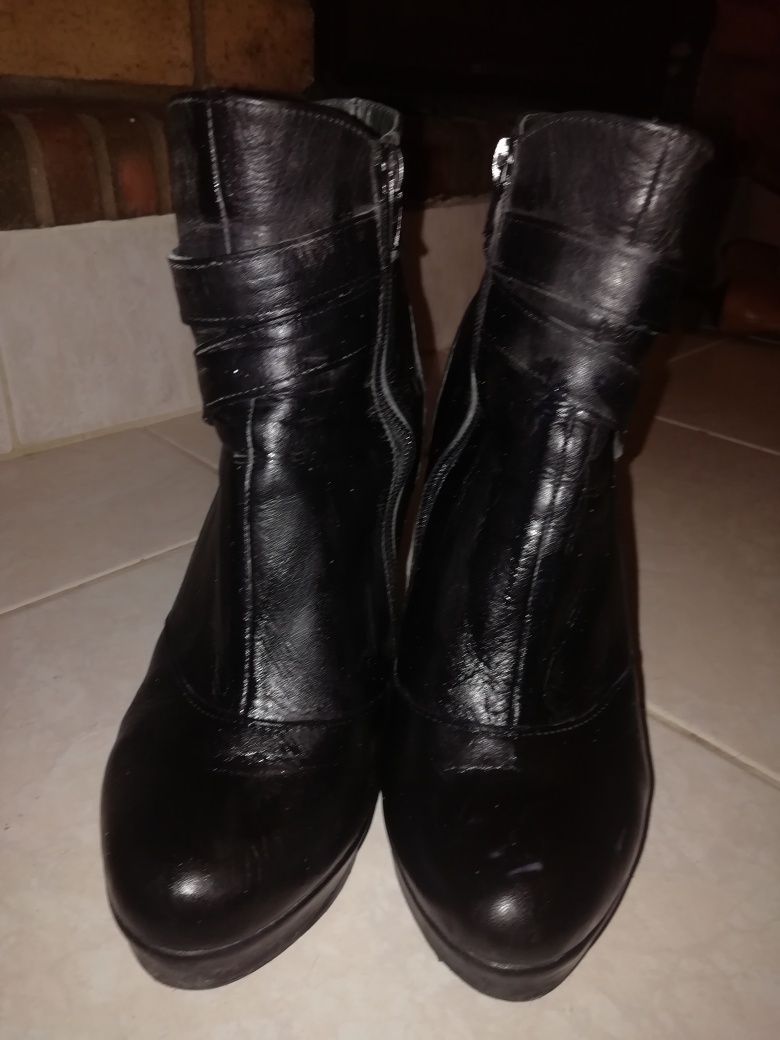 Botas em pele em muito bom estadp