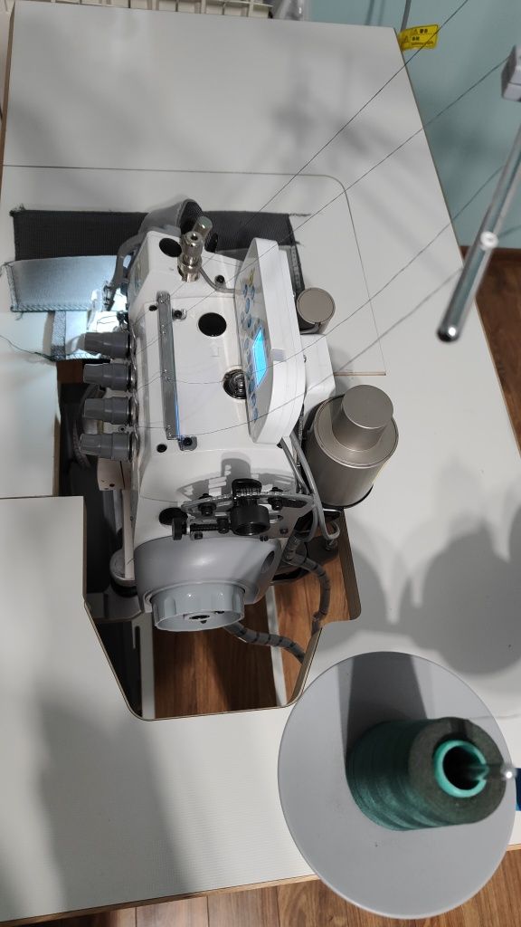 Owerlok Jack automat do średnich i ciężkich materiałów