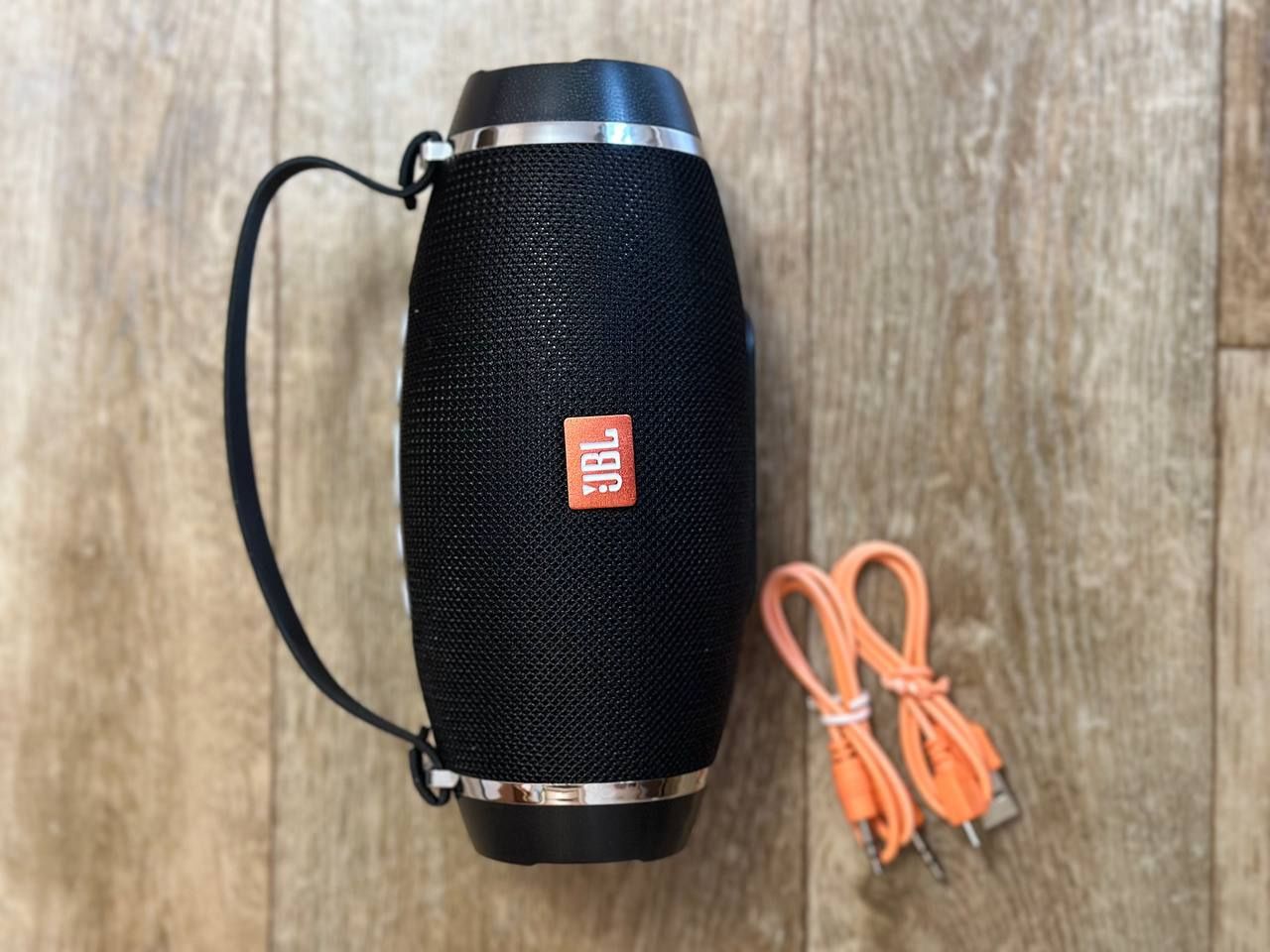 Продам портативную колонку JBL