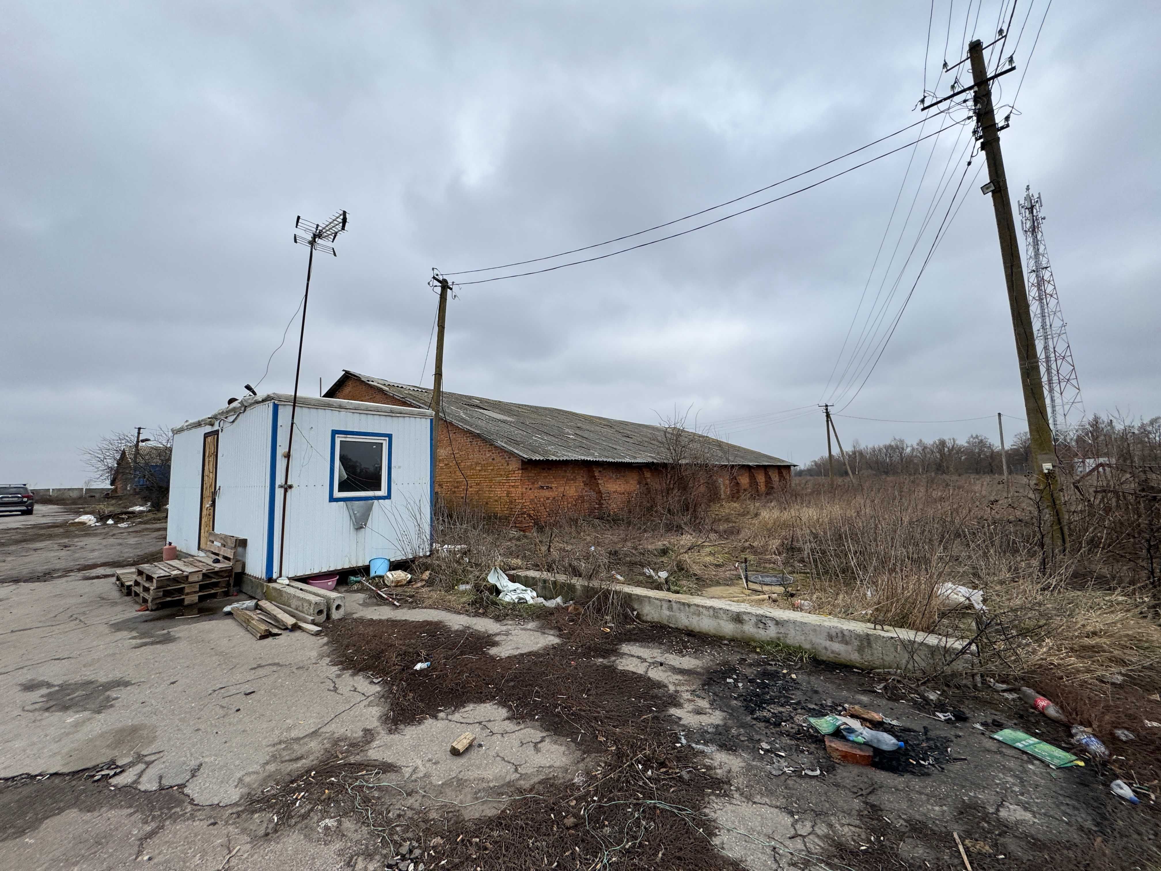 Комплекс нежитлових будівель 1 918,6 м2, с. Хоробичі, вул. Амосов
