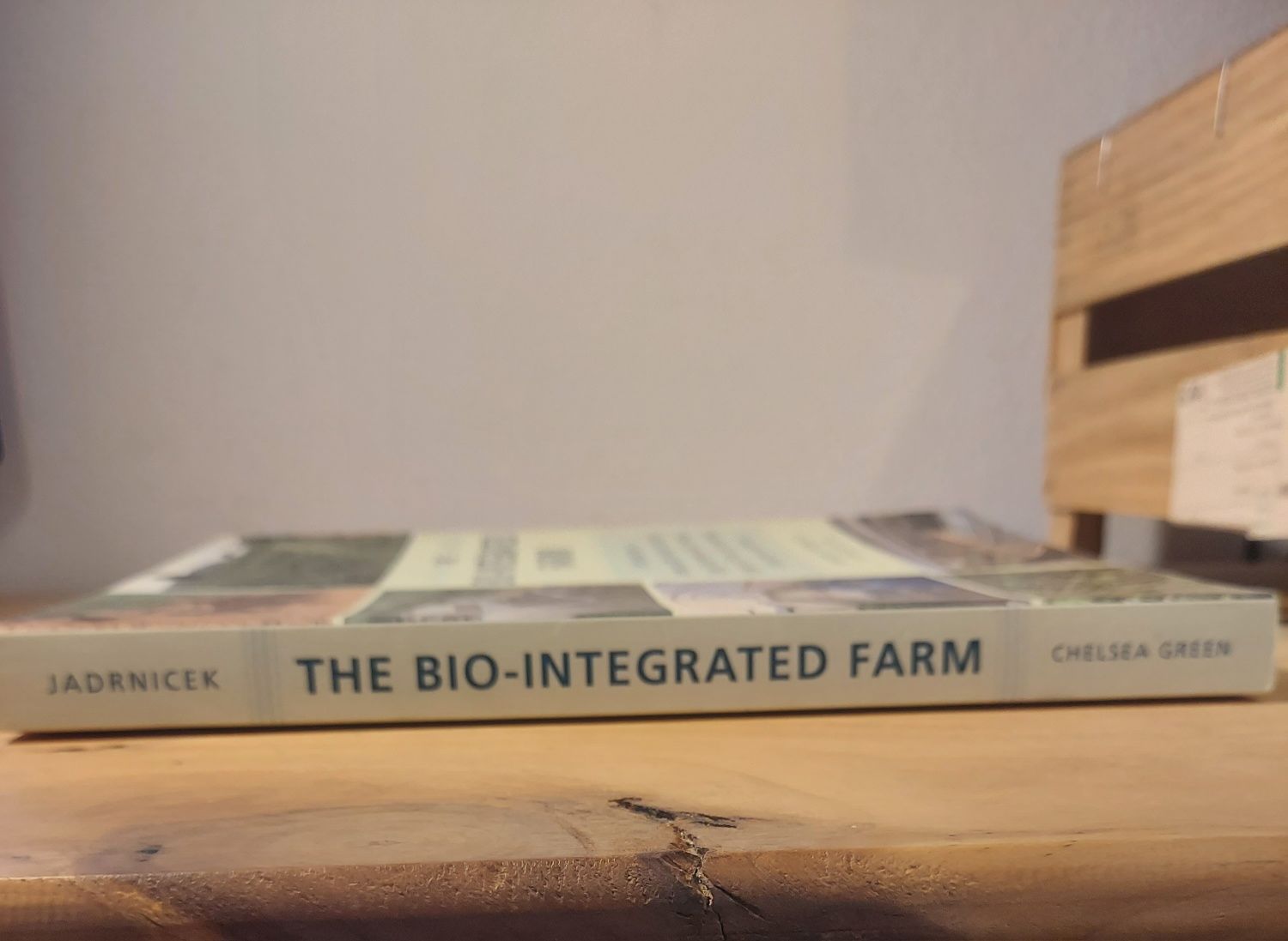 Livro "The Bio-Integrated Farm" de Shawn Jadrnicek – como novo