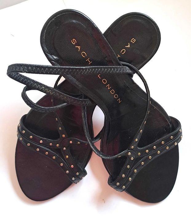 Sandálias em pele preta