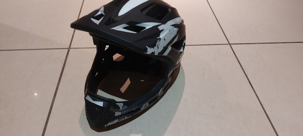 Kask rowerowy z otwierana szczeka