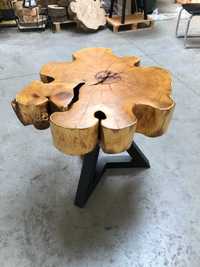 duży stolik kawowy z drewna akacji