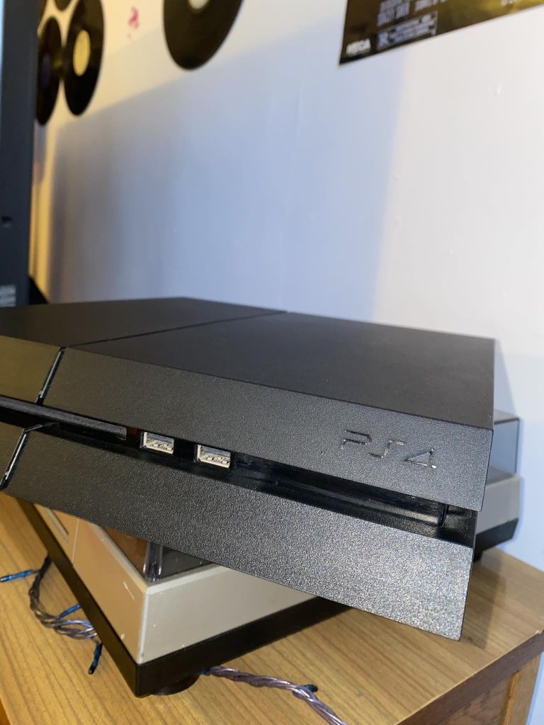 PlayStation 4 (1TB pamięci) + FIFA 19