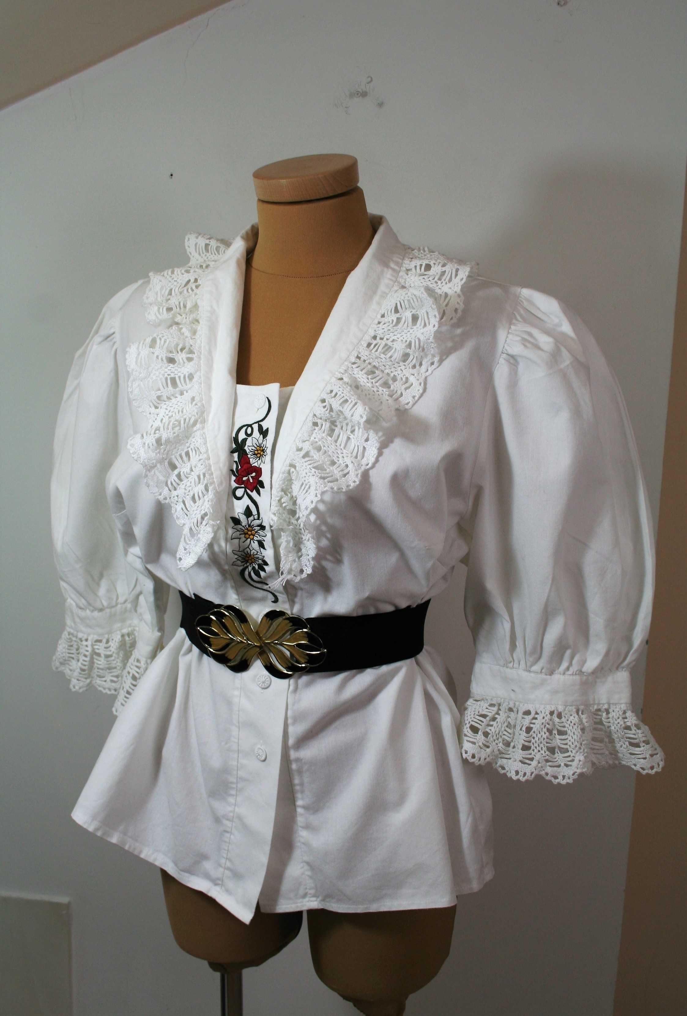 Bluzka tradycyjna, biała bawełna, haftowana  Bawaria, Niemcy Rz: 48