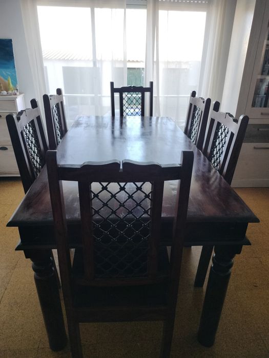 Mesa e cadeiras de madeira maciça