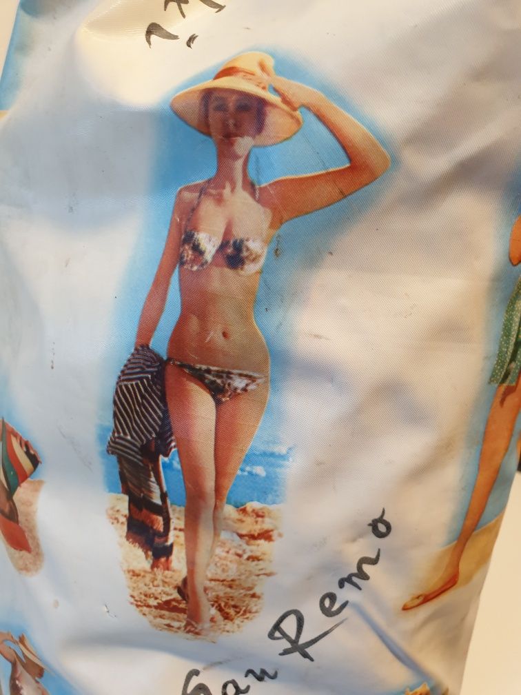 Saco de praia dos anos 50 em plástico com imagens eróticas