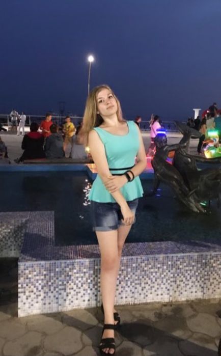 Бірюзова блуза із рюшами внизу