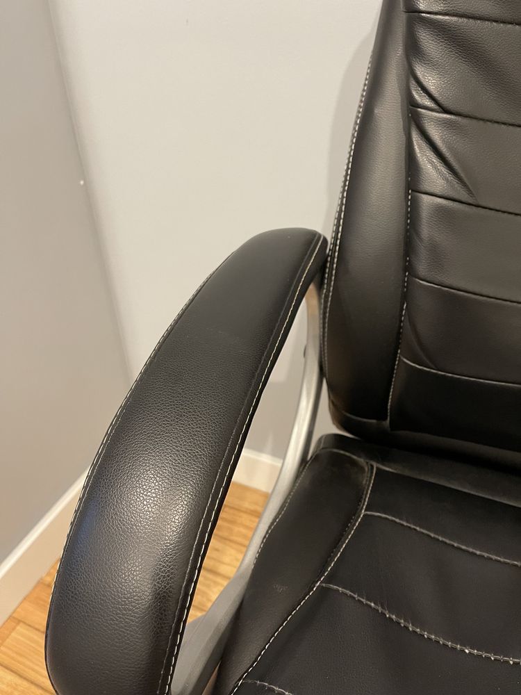 Cadeira de escritório giratória preta