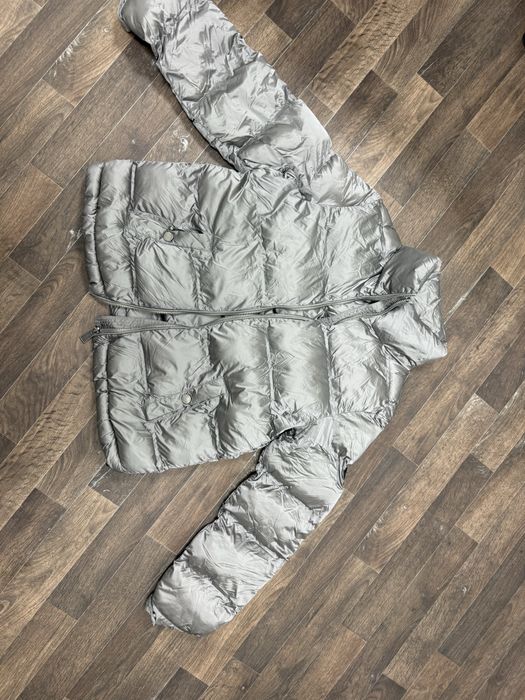 Стильна тепла курточка Guess кольору сірий  металік