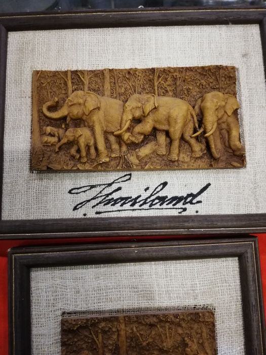 Картина слонов в рамке