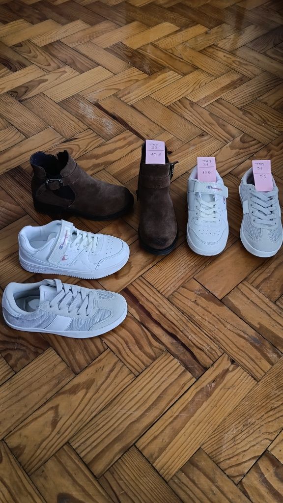 Calçado. Vários sapatos e vários tamanhos.