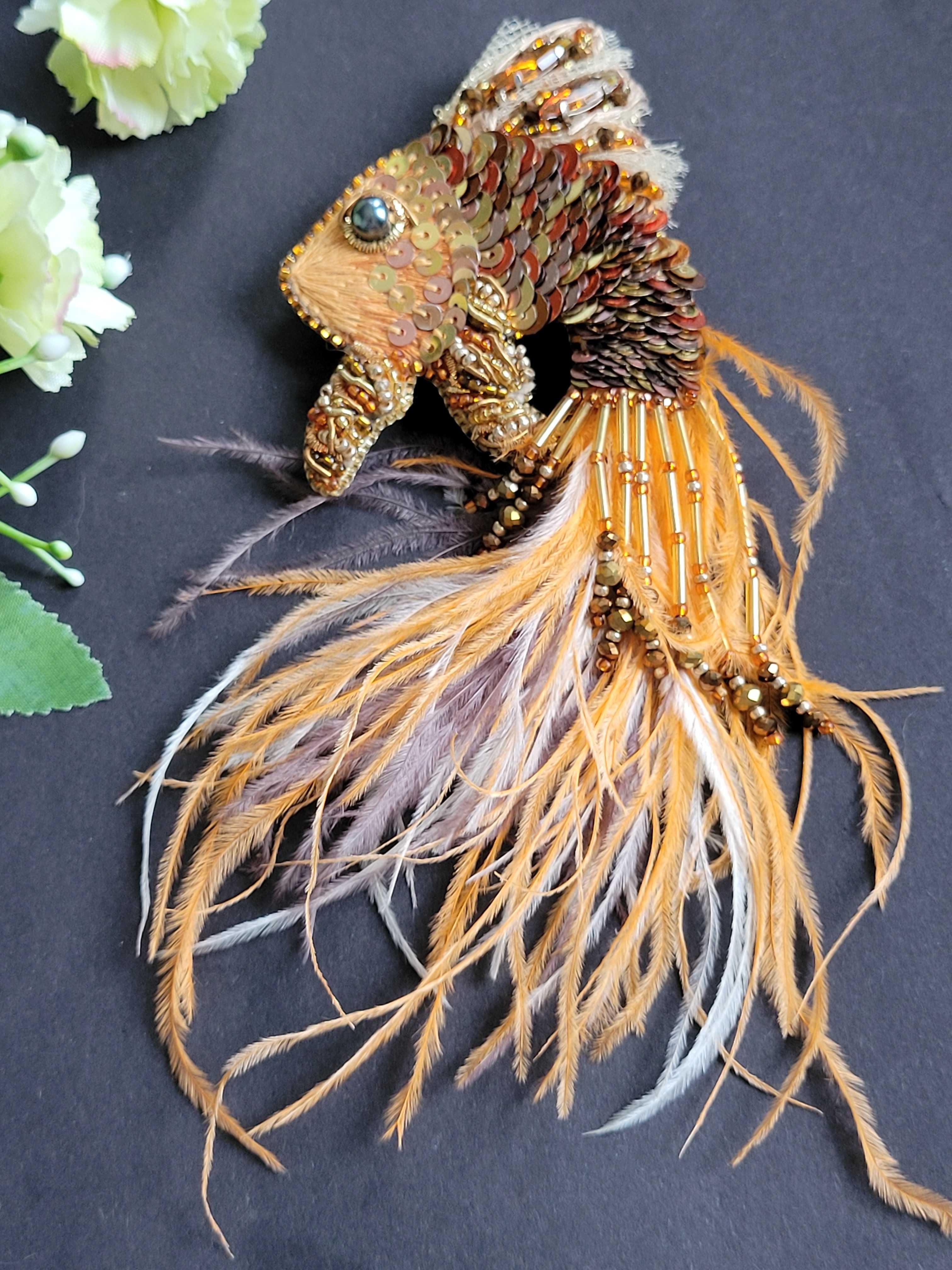 Broszka "Magiczna pomaranczowa rybka" zdobiona cekinami HANDMADE