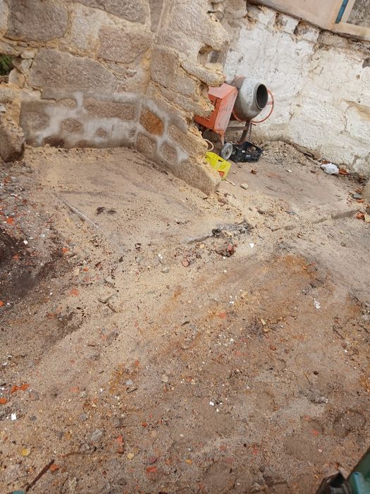 Faço serviços de limpeza e demolições