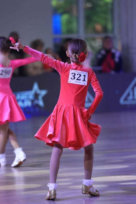 Турнірна бальна сукня