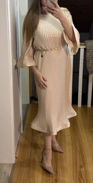 Святкова сукня  бежевого кольору