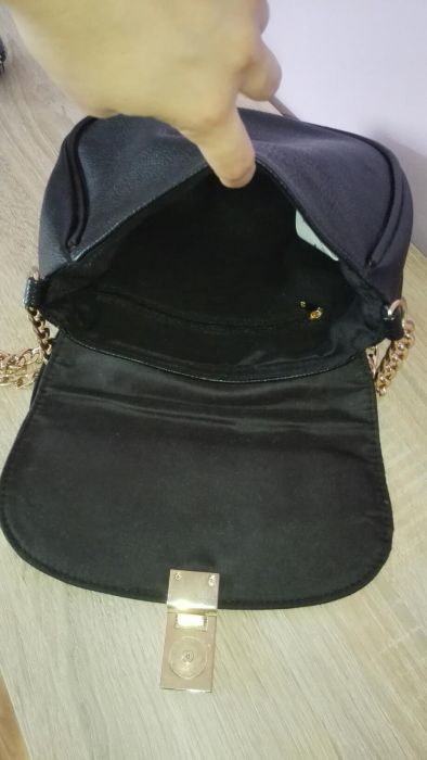 Czarna torebka na zlotym lancuszku Stradivarius