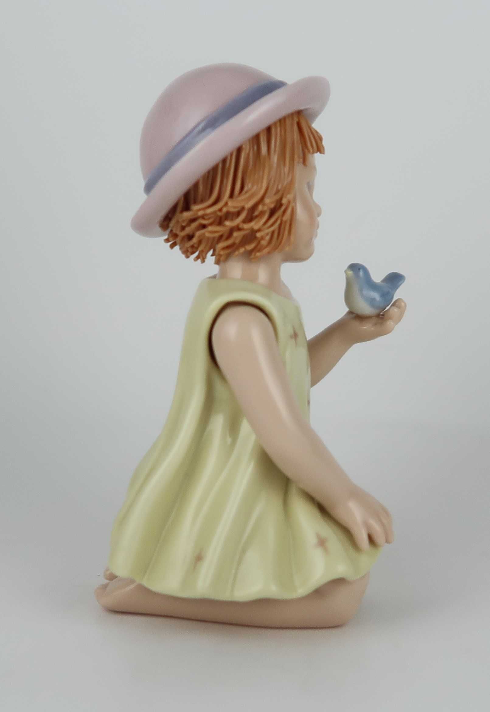 Menina com Pomba - Figura em porcelana