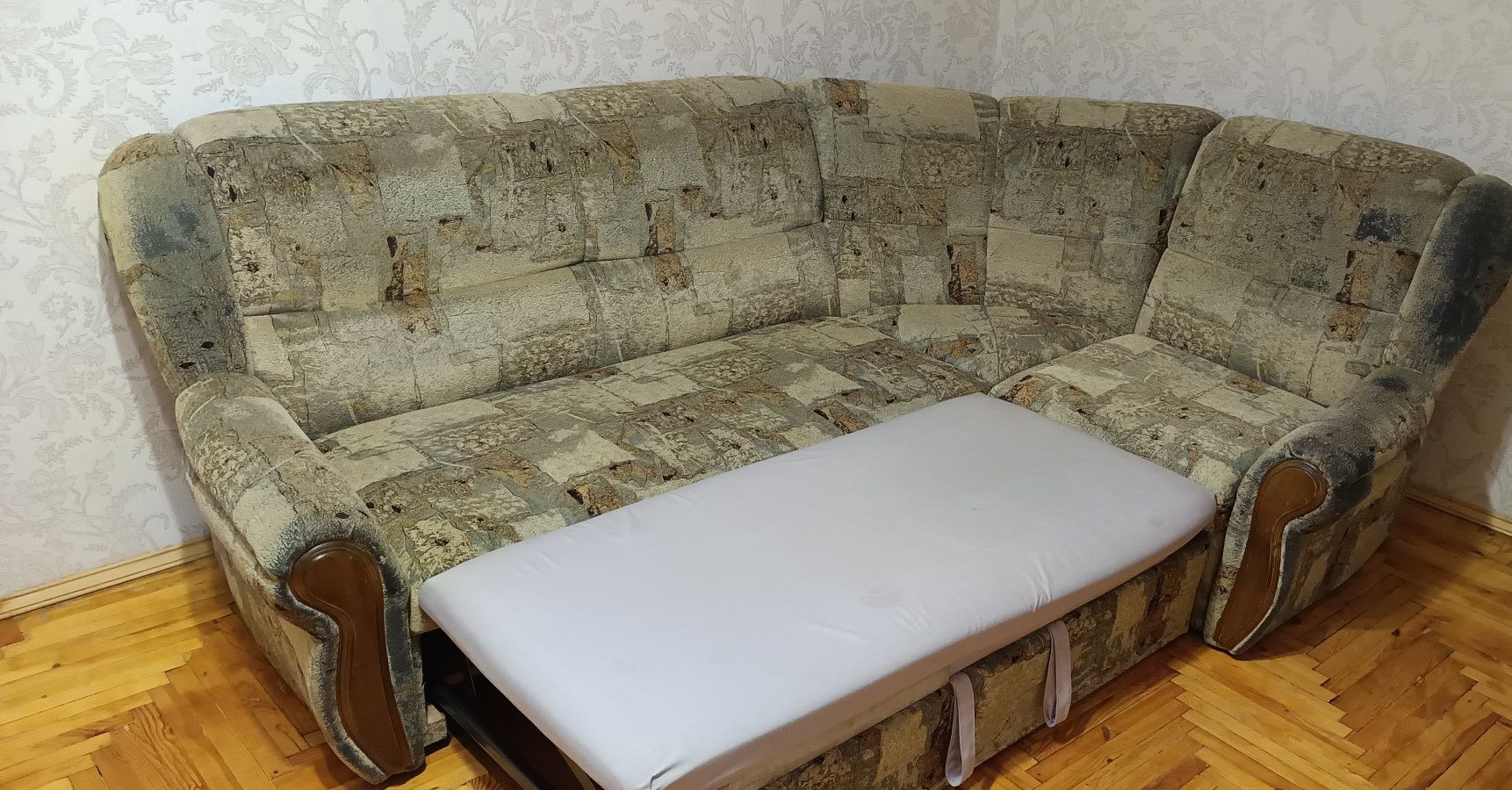 Продам прочный, раздвижной,угловой диван.
