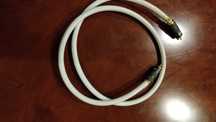 Vários cabos. Coaxial, RCA e ótico