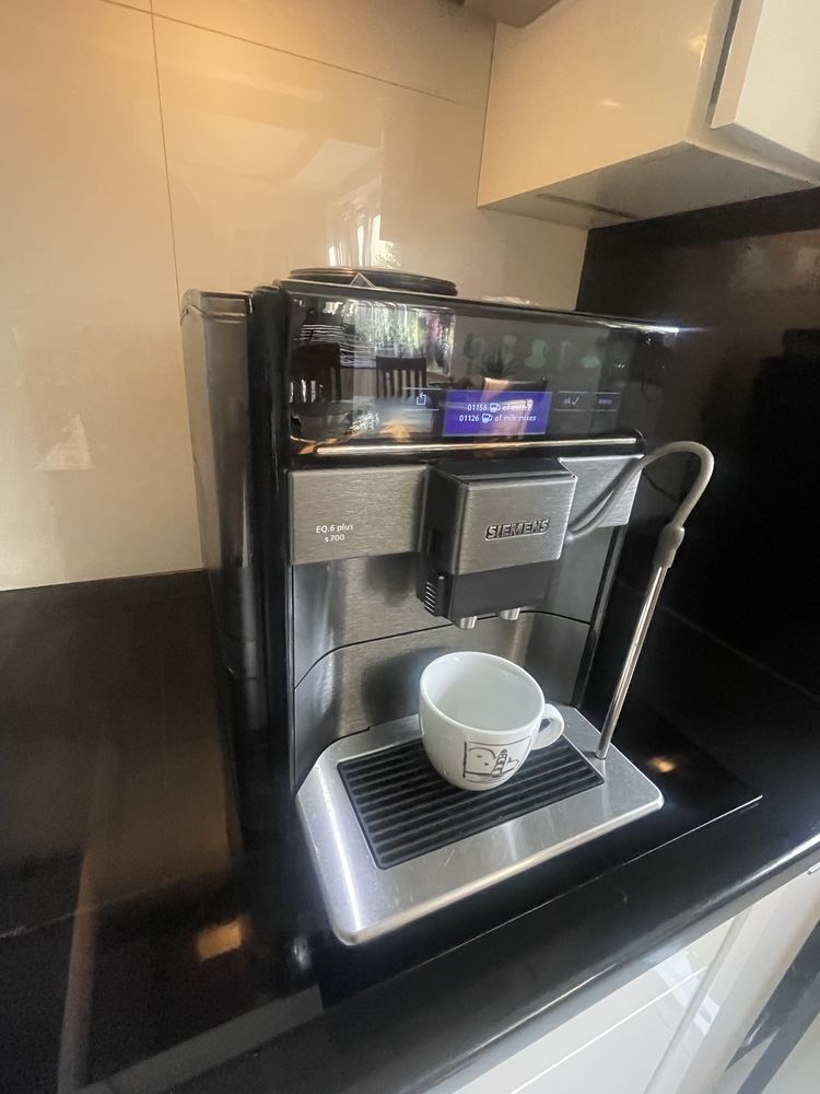 Siemens EQ6 plus seria 7 ,Dark inox , dotyk  , Podświetla filizankę
