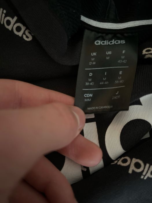 Вінтажна жіноча кофта Adidas в ідеальному стані розмір М