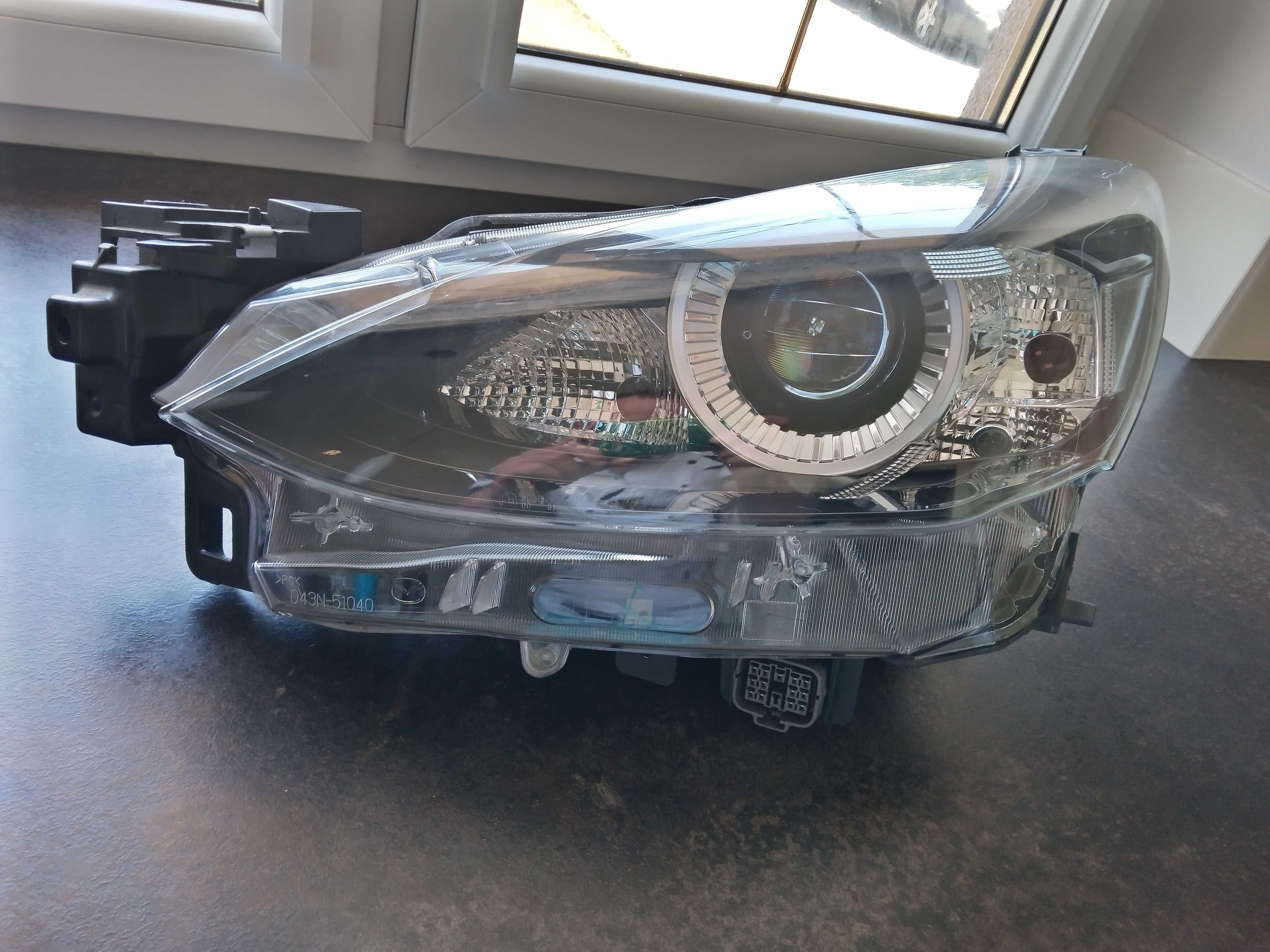Reflektor Mazda 3