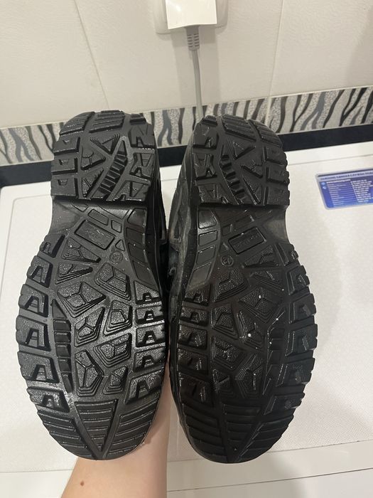 Продам зимові черевики Lowa