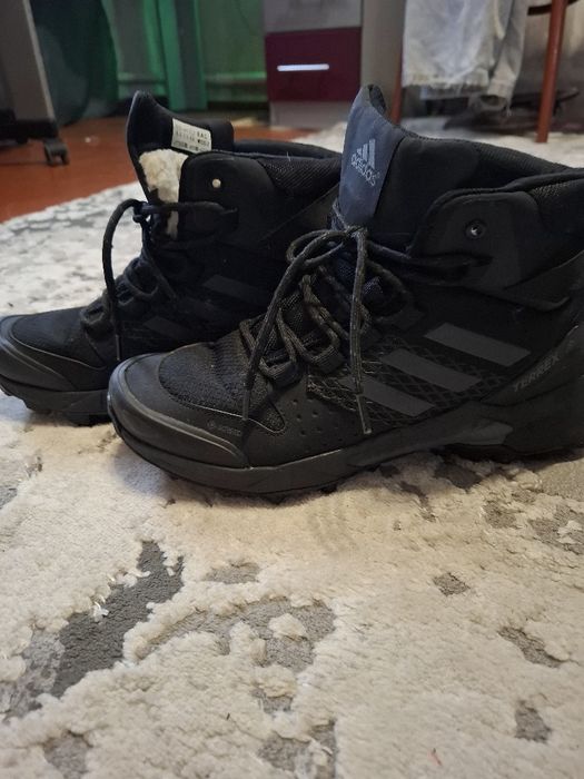 Продам зимові черевики adidas terrex кольору чорного.