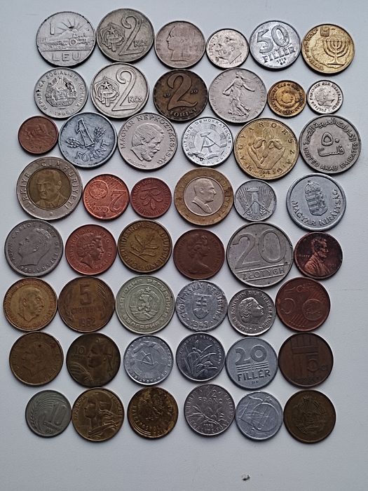 48 монет разных стран.