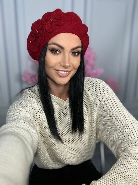 Beret damski czerwony zdobiony