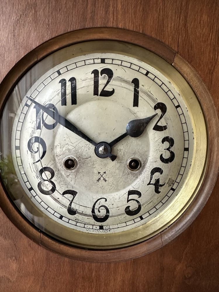 Stary wiszący zegar HAU