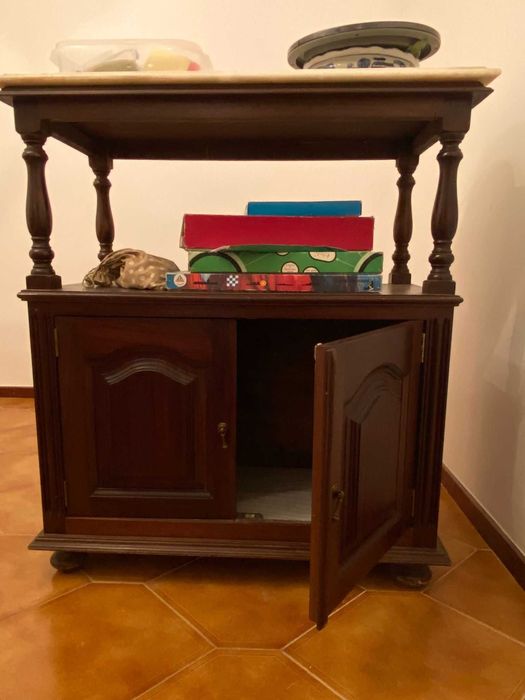 Móvel de madeira com tampo em mármore